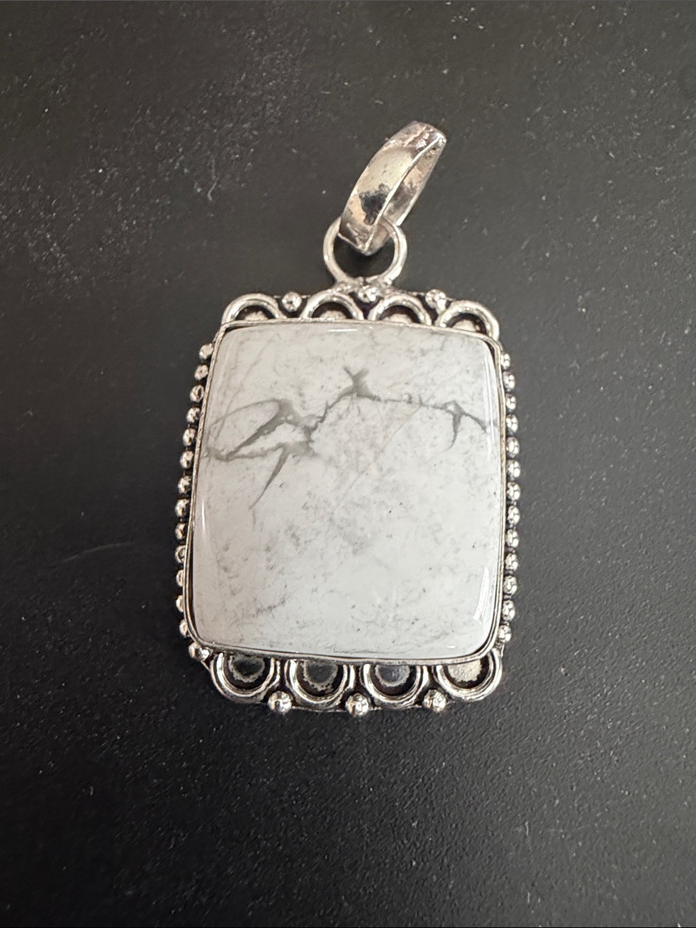 NWOT Stone Style White Pendant Necklace